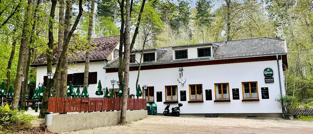 Bild enthält, Building, Hotel, Outdoors, Housing, Nature, Yard, Resort, House, Motorcycle, Vehicle