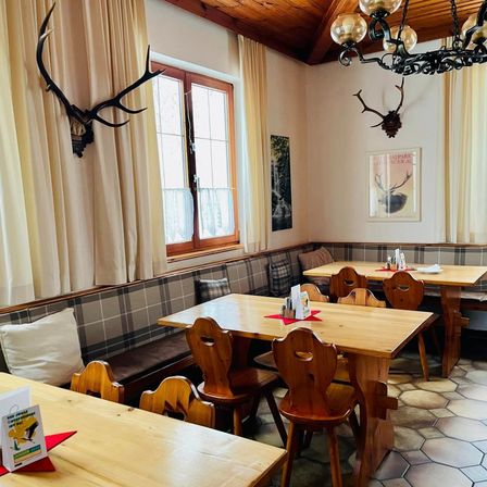 Bild enthält, Indoors, Restaurant, Cafe, Interior Design, Wood, Cafeteria, Furniture, Table, Tabletop, Dining Room