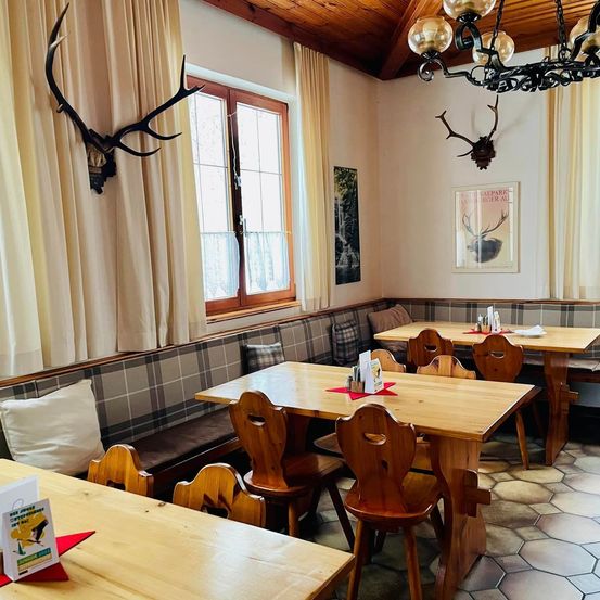 Bild enthält, Indoors, Restaurant, Cafe, Interior Design, Wood, Cafeteria, Furniture, Table, Tabletop, Dining Room