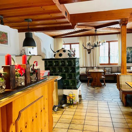 Bild enthält, Indoors, Interior Design, Floor, Wood, Hardwood, Stained Wood, Candle, Painting, Foyer, Chandelier