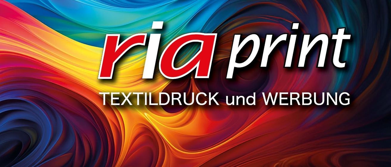 Das Bild zeigt ein lebendiges, wirbelndes Muster aus mehreren Farben, einschließlich Lila, Blau und Rot, mit dem Wort 'ria' in fetter roter Schrift. Darunter steht das Wort 'TEXTILDRUCK' in weiß.