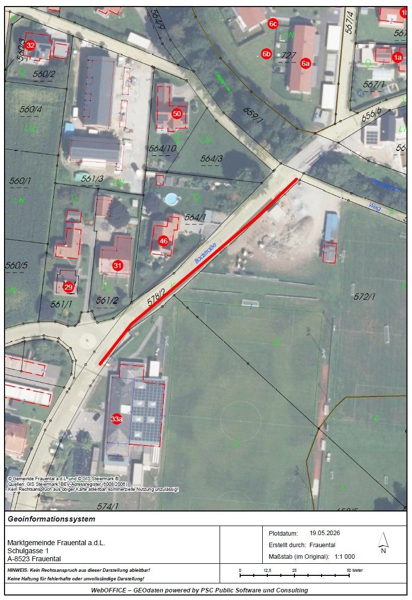 Eine Karte mit mehreren Gebäuden und Grundstücken, jeweils mit einer Nummer markiert, verbunden durch Straßen und Wege. Eine rote Linie zeigt einen Weg an. Die Karte enthält Grundstücksnummern, ein Fußballfeld und einen Swimmingpool.