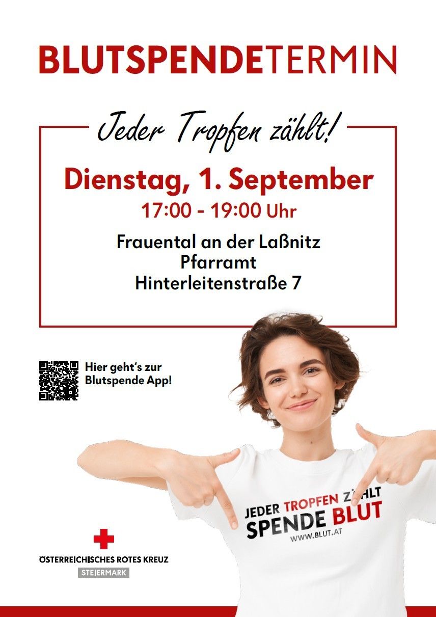 Eine Frau zeigt auf ihr T-Shirt mit der Aufschrift 'Jeder Tropfen zählt'. Das Plakat hinter ihr bewirbt eine Blutspendeveranstaltung am 1. September.