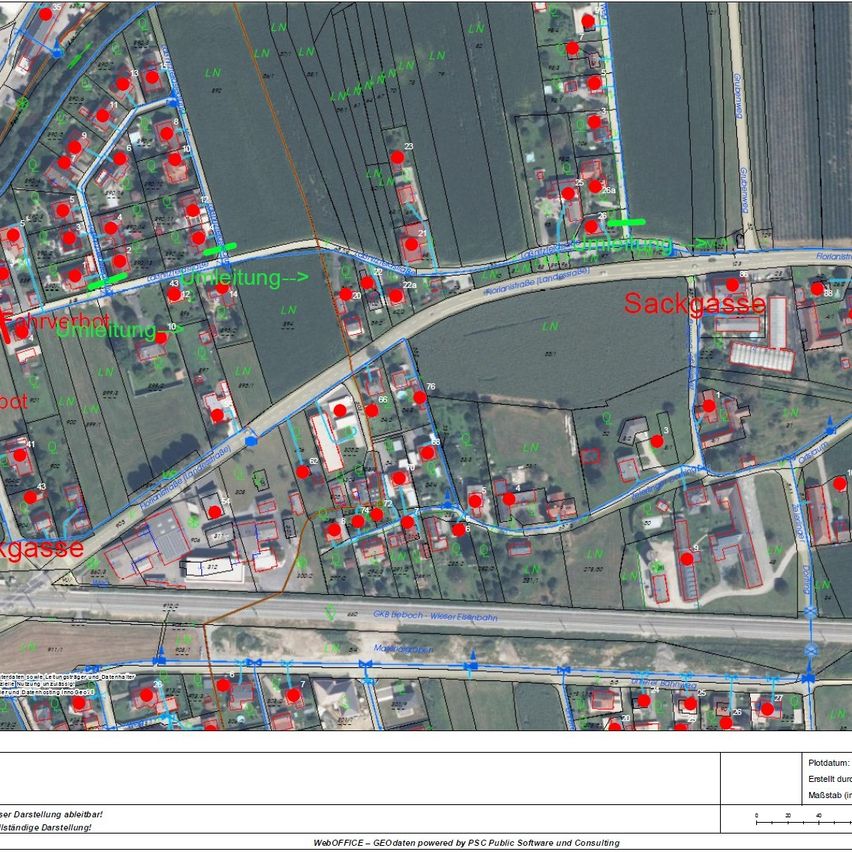 Eine Karte mit Fokus auf die Sackgasse, die mehrere Gebäude mit roten Kreisen markiert zeigt, sowie verschiedene andere Beschriftungen und Markierungen. Die Karte enthält Informationen zu Flurstücksdaten und zur Distanz der Darstellung.