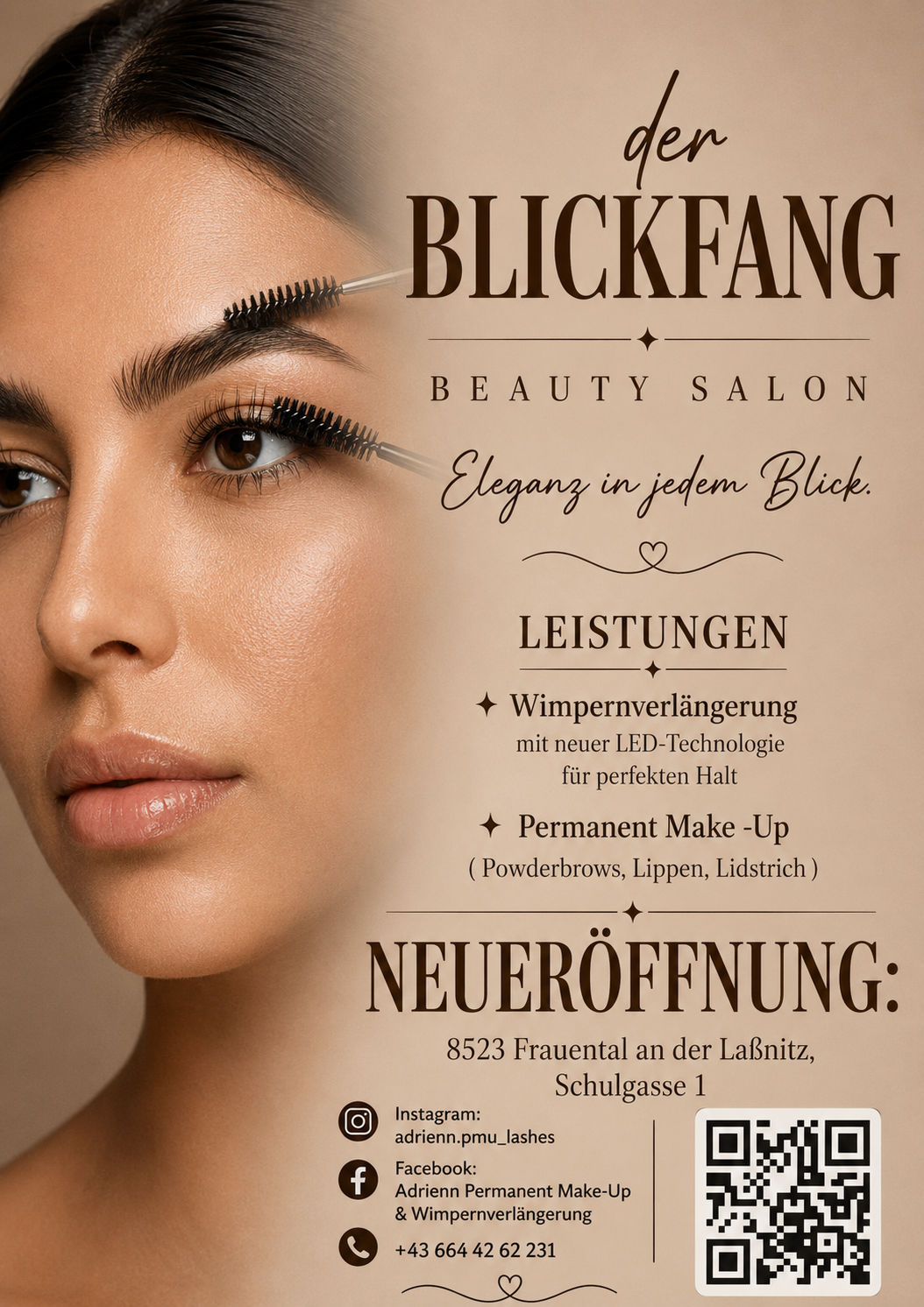 Ein Bild einer Frau, die mit einem Mascara-Pinsel Make-up aufträgt. Die Anzeige für den Blickfang Beauty Salon bietet Dienstleistungen wie Wimpernverlängerung und Permanent Make-up. Standort: 8523 Frauental an der Lanitz, Schulgasse 1.
