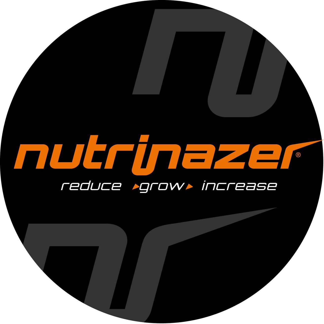 Schwarzes kreisförmiges Logo für Nutrinazer mit orangem Text und Pfeilen, die auf die Wörter 'reduzieren', 'wachsen' und 'erhöhen' zeigen.