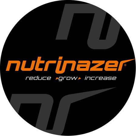 Schwarzes kreisförmiges Logo für Nutrinazer mit orangem Text und Pfeilen, die auf die Wörter 'reduzieren', 'wachsen' und 'erhöhen' zeigen.