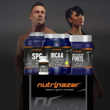 Ein Mann und eine Frau stehen hinter mehreren blauen Flaschen mit Nahrungsergänzungsmitteln. Die Flaschen sind mit SPC, IBCA und KRE-ALKALYN FORTE beschriftet. Es gibt auch eine weiße Flasche mit der Aufschrift OMEGA 3.