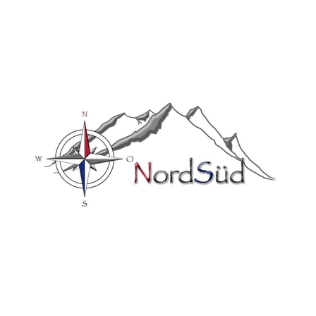 Das Logo zeigt einen Kompass mit 'NordSüd' unter den Bergen in Blau. Der Kompass zeigt Nord, Süd, Ost und West an.