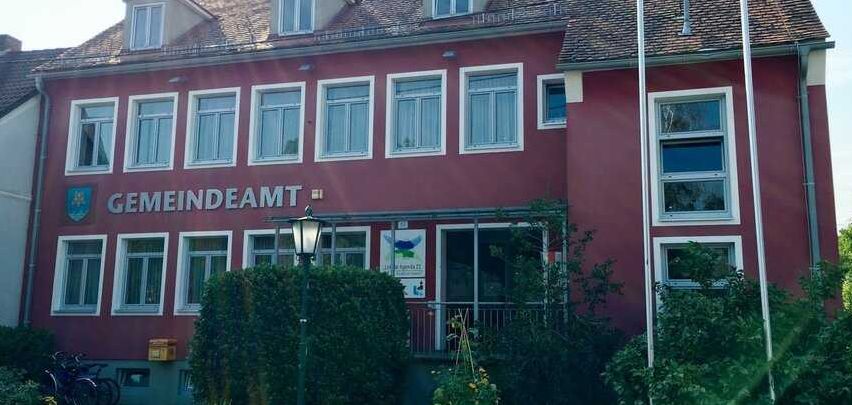 Bild enthält, Hotel, City, Housing, Monastery, Bicycle, House, Urban