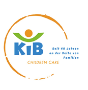Das Logo für KiB Kinderpflege zeigt eine stilisierte Person in einem Kreis mit dem Text 'KiB' in Blau, begleitet von 'KINDERPFLEGE' und 'Seit 40 Jahren an der Seite von Familien' in Orange.