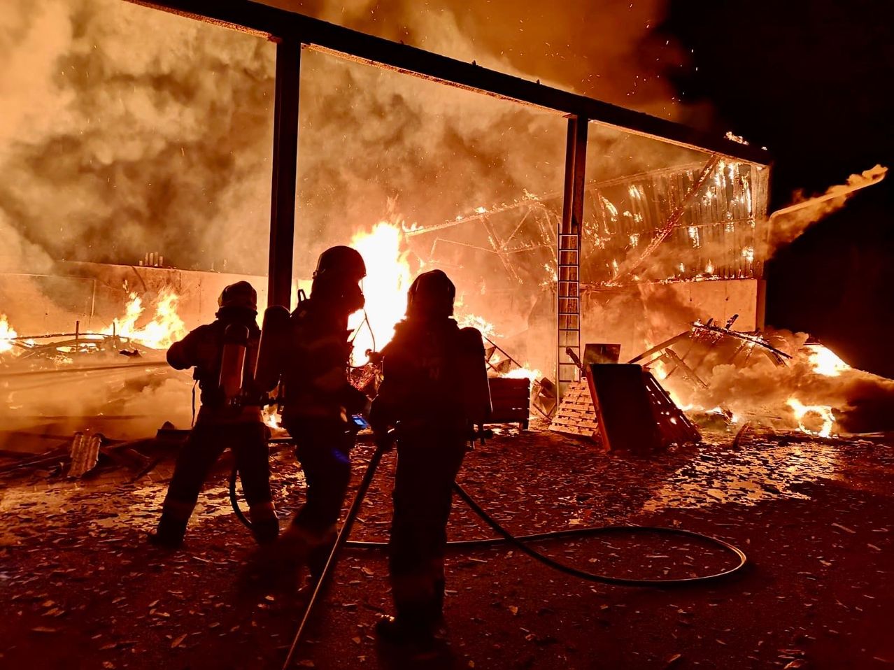 Bild enthält, Fire, Sword, Weapon, Bonfire, Flame, Extinguishing Fire