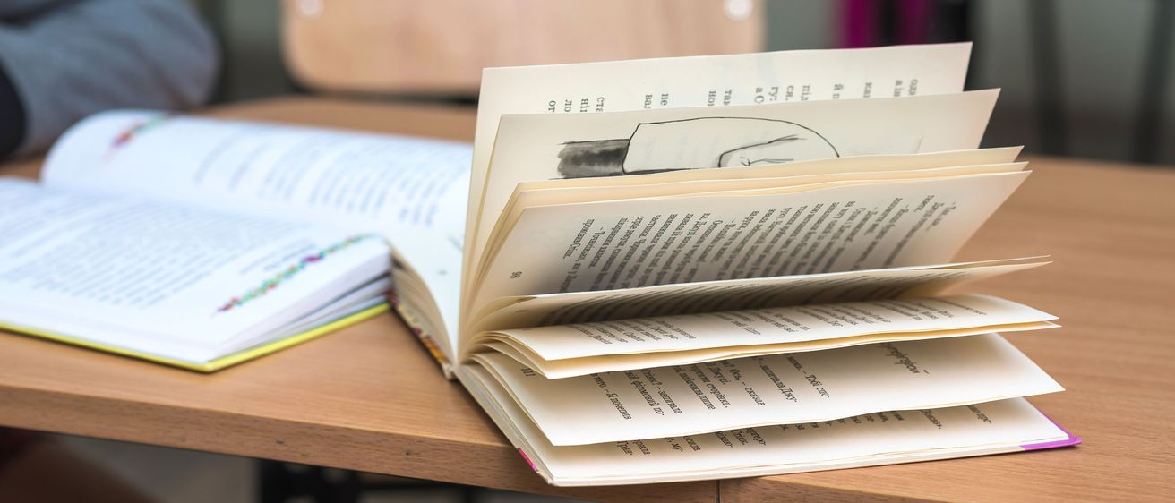 Bild enthält, Text, Boy, Child, Male, Person, Book, Publication, Chair, Furniture, Document