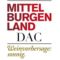 Ein weißer Hintergrund mit rotem und schwarzem Text. Der Text lautet 'MITTELBURGENLAND DAC' und 'Weinvorhersage: sonnig'. Das Wort 'sonnig' ist grün.