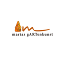 Das Logo von Marias Gartenkunst zeigt ein stilisiertes orangefarbenes Haus mit komplizierten Mustern, begleitet vom Markennamen in fettem, stilisierten Schriftstil.