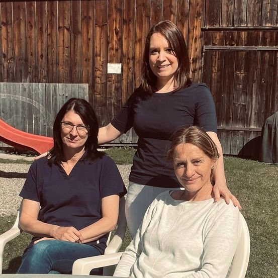 Bild enthält, Adult, Female, Person, Woman, People, Photobombing, Face, Head, Backyard, Glasses