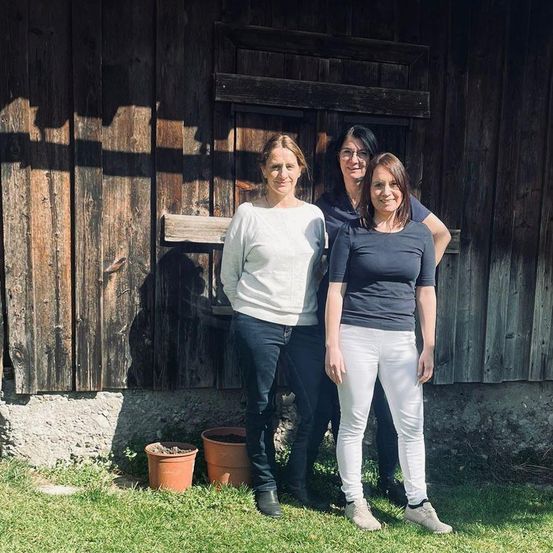 Bild enthält, Pants, Person, Photobombing, People, Adult, Female, Woman, Groupshot, Plant, Blouse