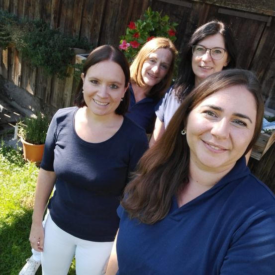 Bild enthält, Potted Plant, Photography, Portrait, Backyard, T-Shirt, Blouse, Planter, Pants, People, Grass