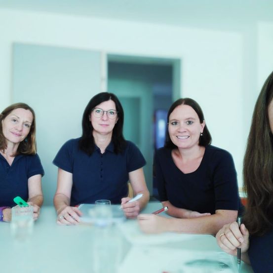 Bild enthält, Adult, Female, Person, Woman, People, Dining Table, Table, Photography, Portrait, Dining Room
