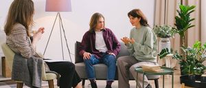 Bild enthält, Lamp, Conversation, Person, Adult, Female, Woman, Jeans, Plant, Shoe, Floor Lamp