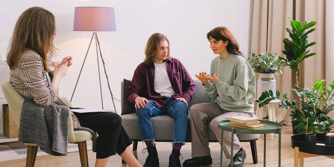 Bild enthält, Lamp, Conversation, Person, Adult, Female, Woman, Jeans, Plant, Shoe, Floor Lamp
