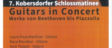 Plakat für ein Gitarrenkonzert in Kobersdorf. Es zeigt Werke von Beethoven bis Piazzolla. Künstler sind Laura Poza, Nace Ravnikar, Yurii Tiulpin und Alexander Yuzhanin. Rezitation von Alexandra Maria Timmel. Datum: 21. Juni 2026. Zeit: 11:00 Uhr. Ort: Kaisersaal, Schloss Kobersdorf.