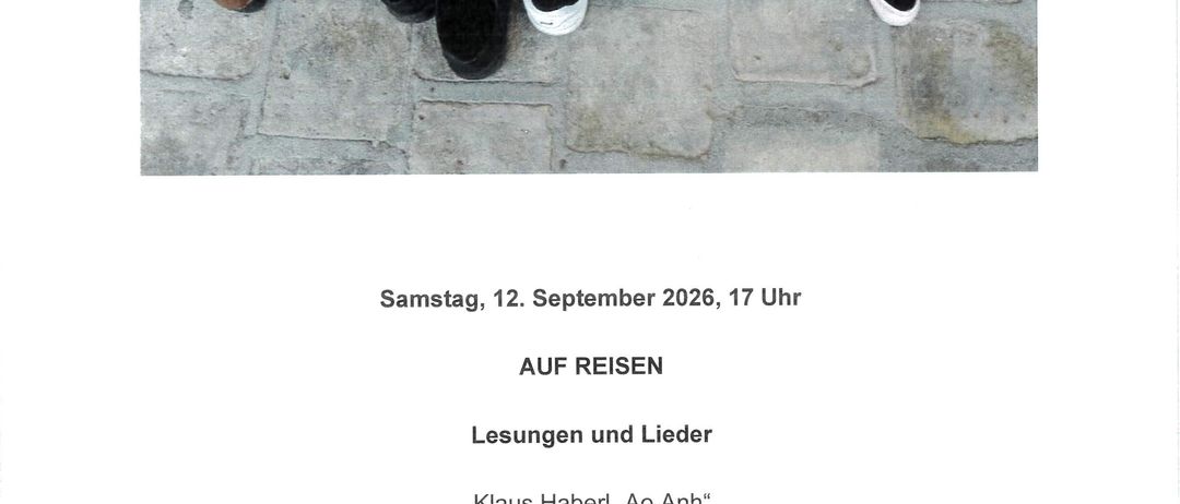Ein Teppich mit verschiedenen Schuhen darauf, darunter braune, schwarze und weiße Schuhe. Unter dem Teppich steht Samstag, 12. September 2026, 17 Uhr.