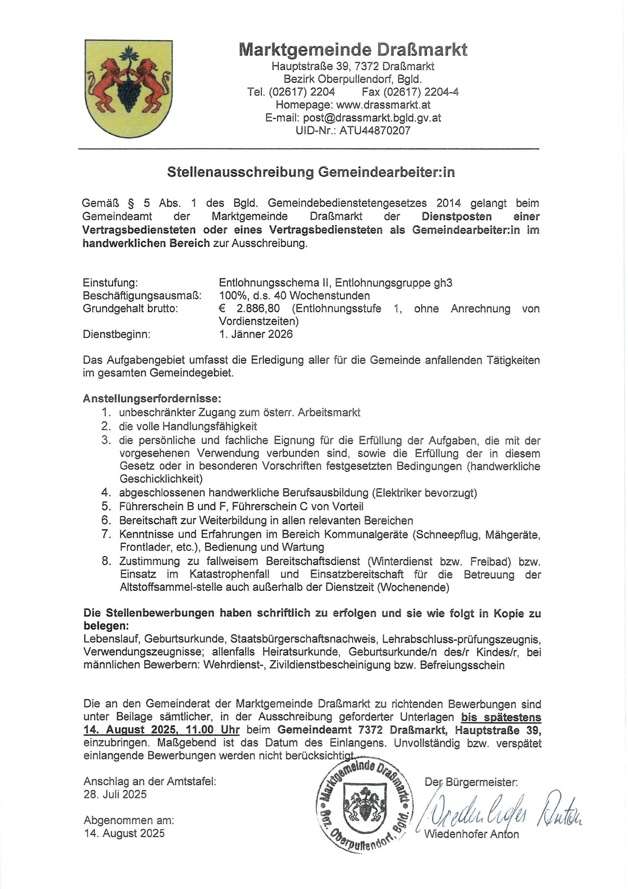 Stellenausschreibung für Gemeindearbeiter in einer deutschen Gemeinde. Anforderungen umfassen einen Gemeindemitarbeitervertrag, uneingeschränkten Zugang zum öffentlichen Arbeitsplatz und verschiedene Qualifikationen im Zusammenhang mit kommunalen Aufgaben. Die Stellenausschreibung enthält das Datum und den Ort für die Einreichung von Bewerbungen.