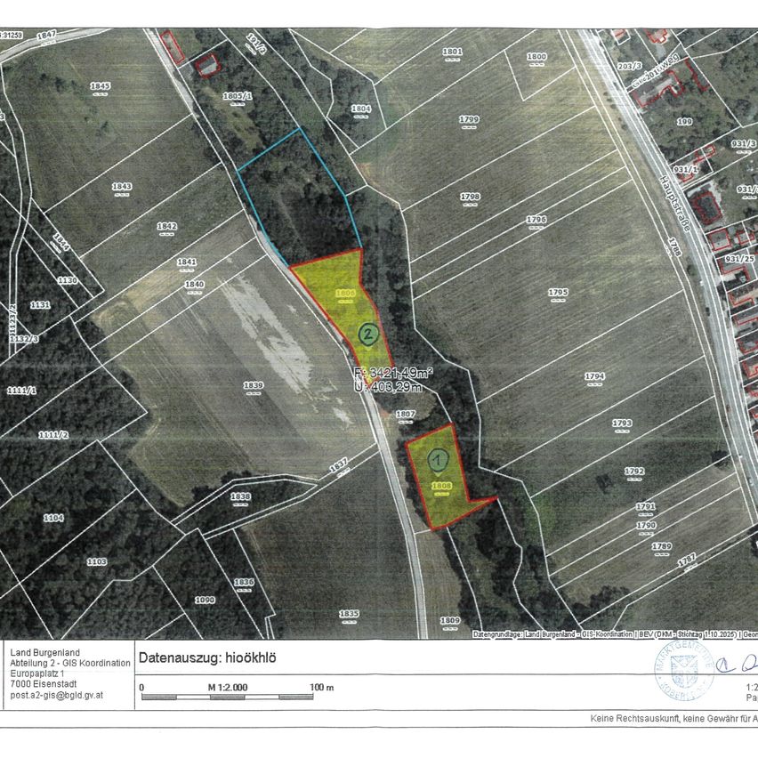 Das Bild ist eine Flurkarte, die verschiedene Grundstücke mit nummerierten Abschnitten zeigt. Jedes Grundstück hat eine bestimmte Fläche und wird durch eine eindeutige Nummer identifiziert. Eine Straße verläuft durch die Mitte und teilt das Land in verschiedene Bereiche. Die Karte enthält auch eine Legende und einen Maßstab am unteren Rand.