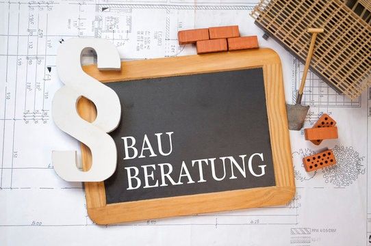 Ein Tafel mit dem Wort 'Bauberatung' darauf, einem Dollarzeichen und verschiedenen Baumaterialien wie Ziegeln und einer Schaufel.