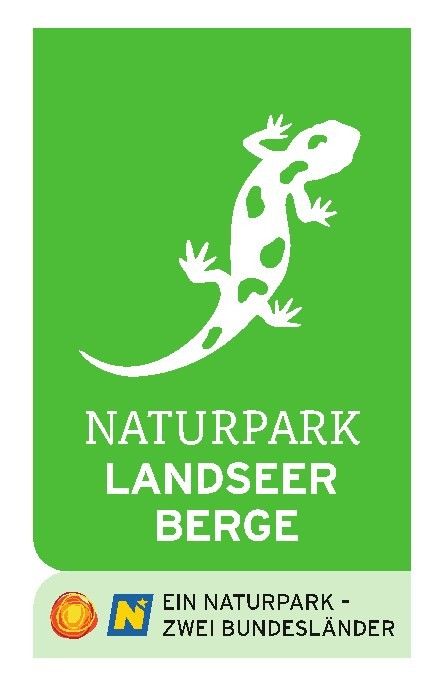 Grünes Poster mit weißem Gecko-Logo. Der Text lautet 'Naturpark Landeseer Berge' und 'EIN NATURPARK - ZWEI BUNDESLÄNDER' darunter.
