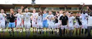 Gruppe männlicher Fußballspieler feiert einen Sieg auf einem Rasenfeld. Sie tragen weiße Trikots mit verschiedenen Team-Logos. Der Text lautet 'm Ostersonntag'. Hinter ihnen ist ein verschwommener Hintergrund eines Gebäudes mit Glasfenstern und Menschen.