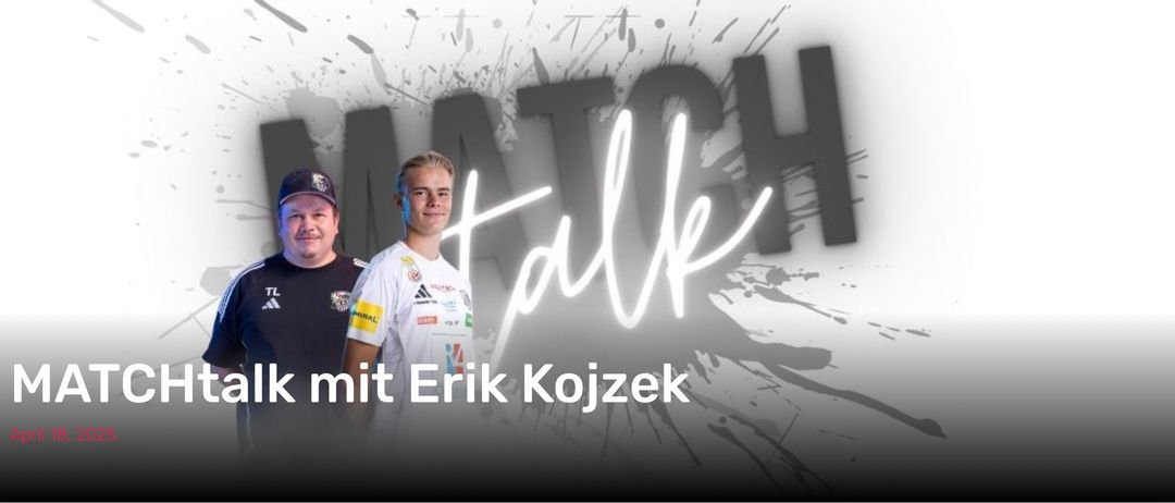 Ein Mann steht vor einem grauen Hintergrund mit weißen und schwarzen Buchstaben. Das Wort Match Talk ist in weißen Buchstaben geschrieben. Der Mann trägt ein weißes T-Shirt mit mehreren Aufklebern. Das Gesicht des Mannes wird von einem Licht beleuchtet.