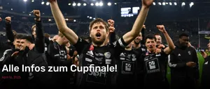 Eine Gruppe von Männern in schwarzen Trikots feiert einen Sieg im Cupfinale. Der Mann in der Mitte schreit und hebt seine Arme. Das Wort Cupfinale steht in weißen Buchstaben.