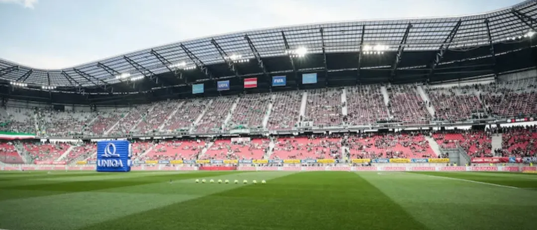 Foto eines Fußballstadions mit einer großen Menschenmenge. Es ist das Endspiel des ÖFB-Pokals 2025 zwischen Wolfsberger AC und TSV Hartberg. Das Foto wird GEPO zugeschrieben.