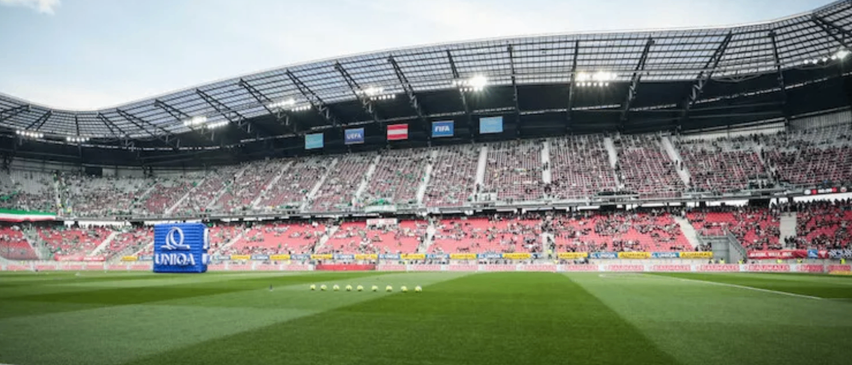 Foto eines Fußballstadions mit einer großen Menschenmenge. Es ist das Endspiel des ÖFB-Pokals 2025 zwischen Wolfsberger AC und TSV Hartberg. Das Foto wird GEPO zugeschrieben.