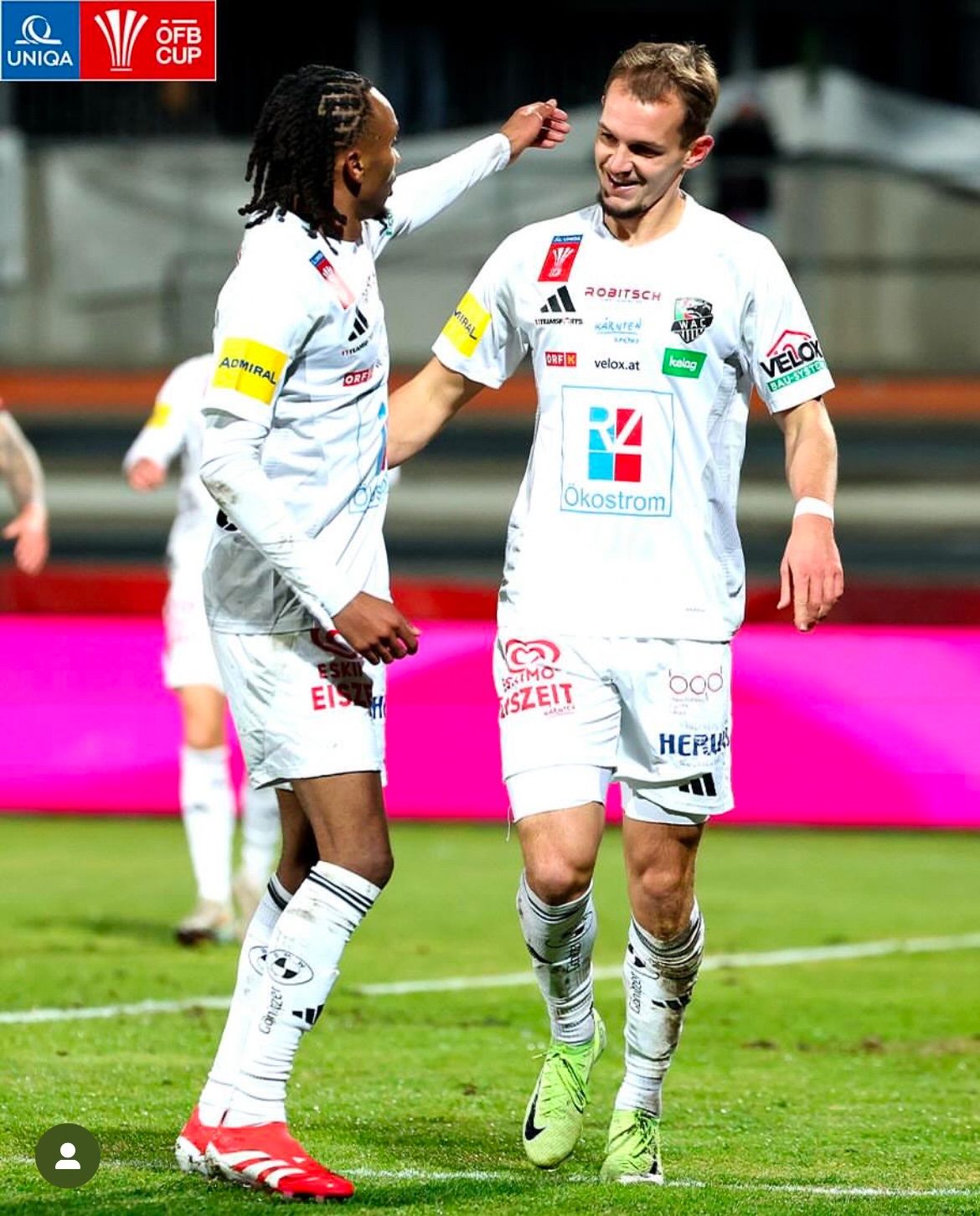 Bild enthält, Person, Adult, Male, Man, Clothing, Shorts, Shoe, Head, Face, Happy