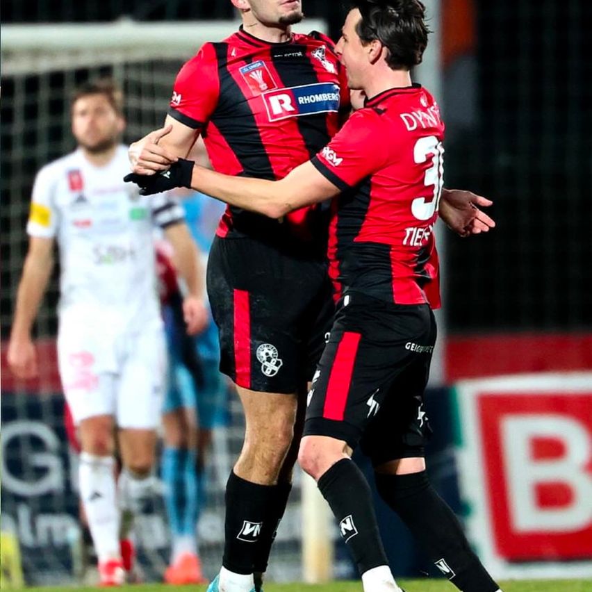 Bild enthält, Person, Clothing, Glove, Shorts