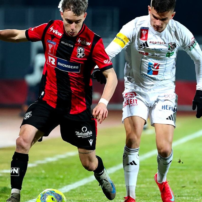 Bild enthält, Football, Soccer, Soccer Ball, Sport, Person, Playing Soccer, Clothing, Shorts, Shoe, Glove