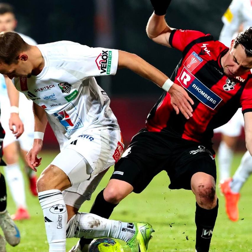 Bild enthält, Football, Soccer, Soccer Ball, Boy, Male, Person, Teen, Glove, Child, Shoe