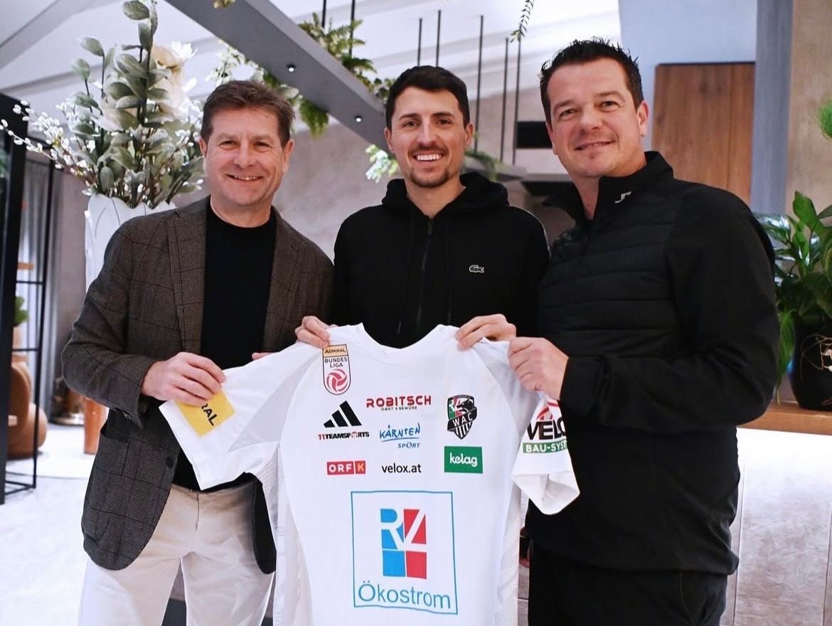 Bild enthält, People, Person, T-Shirt, Shirt, Adult, Male, Man, Groupshot, Coat, Face