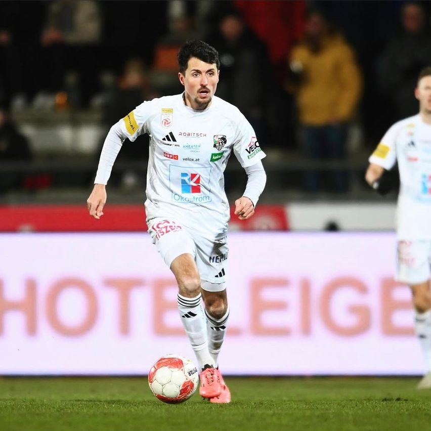 Bild enthält, Football, Person, Playing Soccer, Soccer, Sport, Soccer Ball, Adult, Male, Man, Face