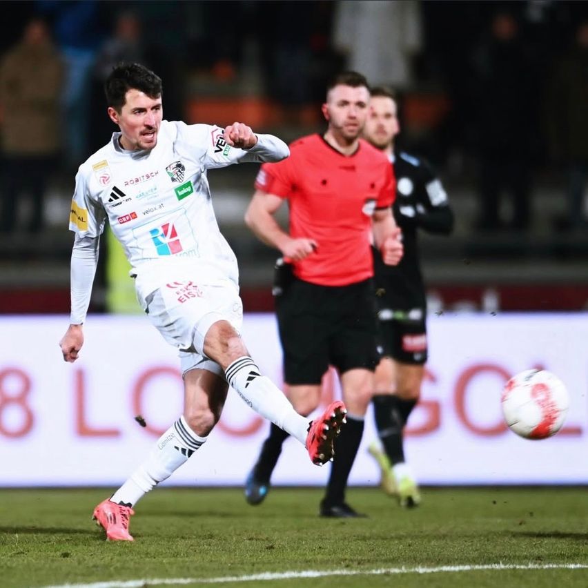 Bild enthält, Football, Soccer, Soccer Ball, Sport, Shoe, Person, Playing Soccer, Adult, Male, Man