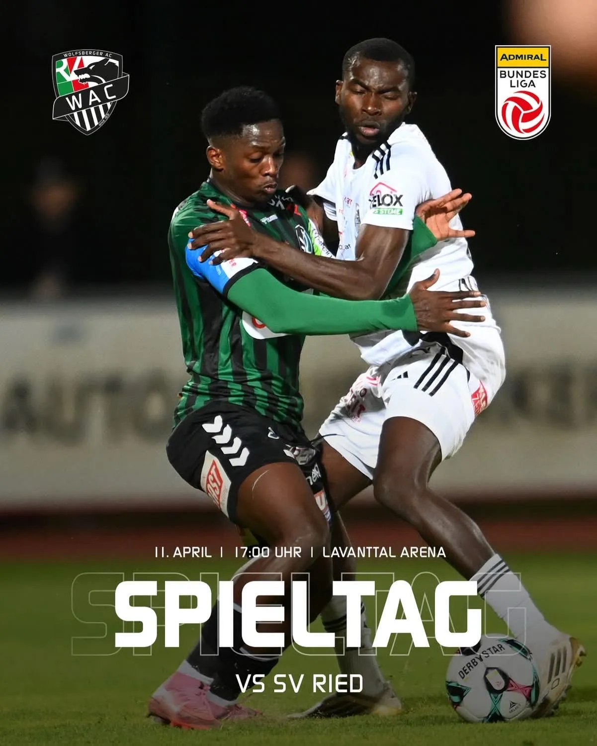 Zwei Fußballspieler kämpfen auf dem Feld. Einer trägt ein grünes Trikot mit Logo, der andere ein weißes Trikot. Datum und Uhrzeit der Veranstaltung sind unten angegeben.
