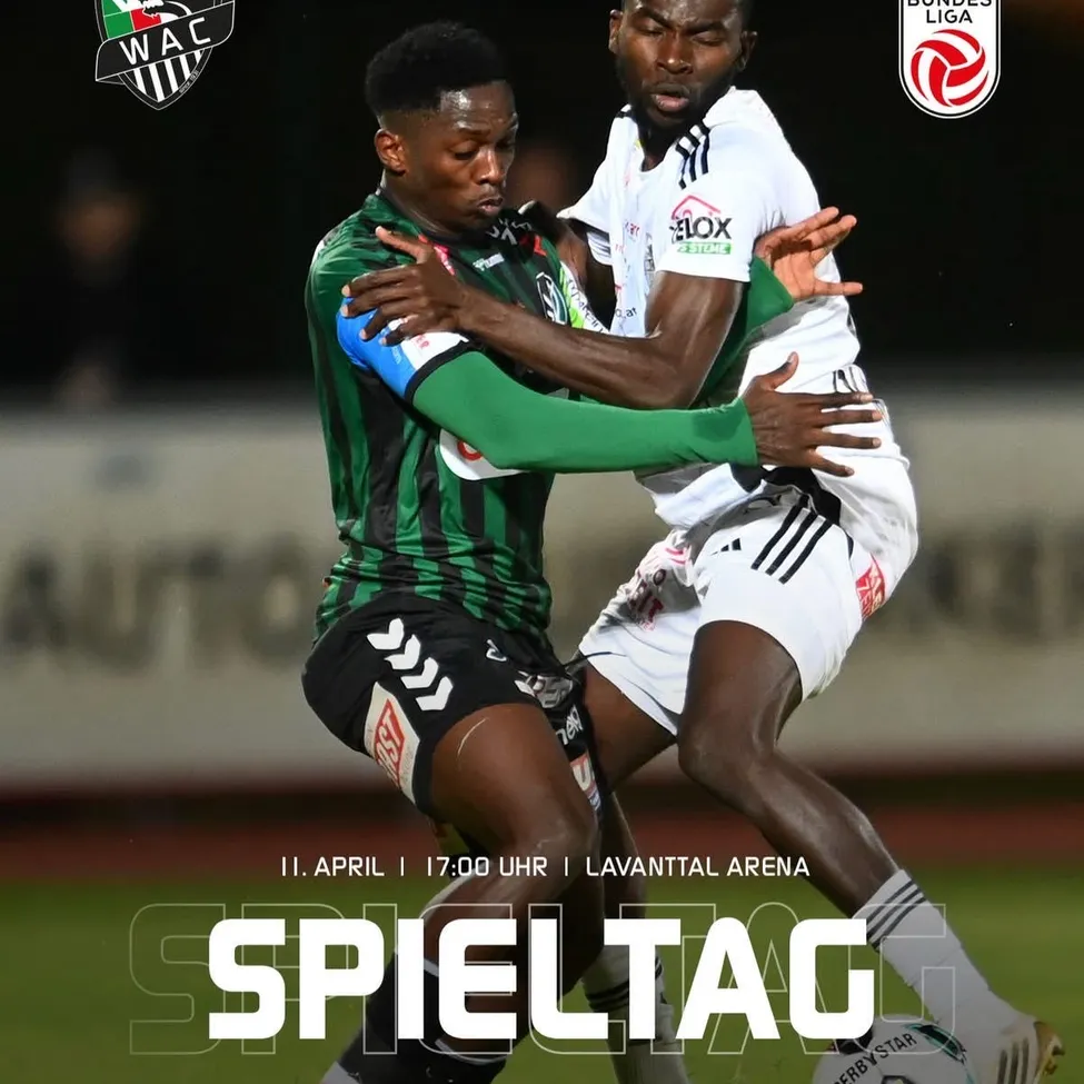 Zwei Fußballspieler kämpfen auf dem Feld. Einer trägt ein grünes Trikot mit Logo, der andere ein weißes Trikot. Datum und Uhrzeit der Veranstaltung sind unten angegeben.