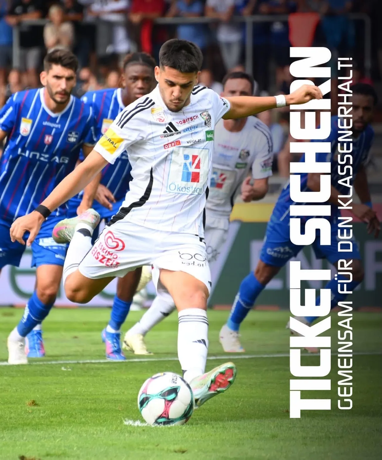 Fußballspieler konkurrieren auf dem Spielfeld. Ein Spieler tritt den Ball. Im Hintergrund sind Zuschauer verschwommen. Textüberlagerung: Ticket für Klassenerhalt.