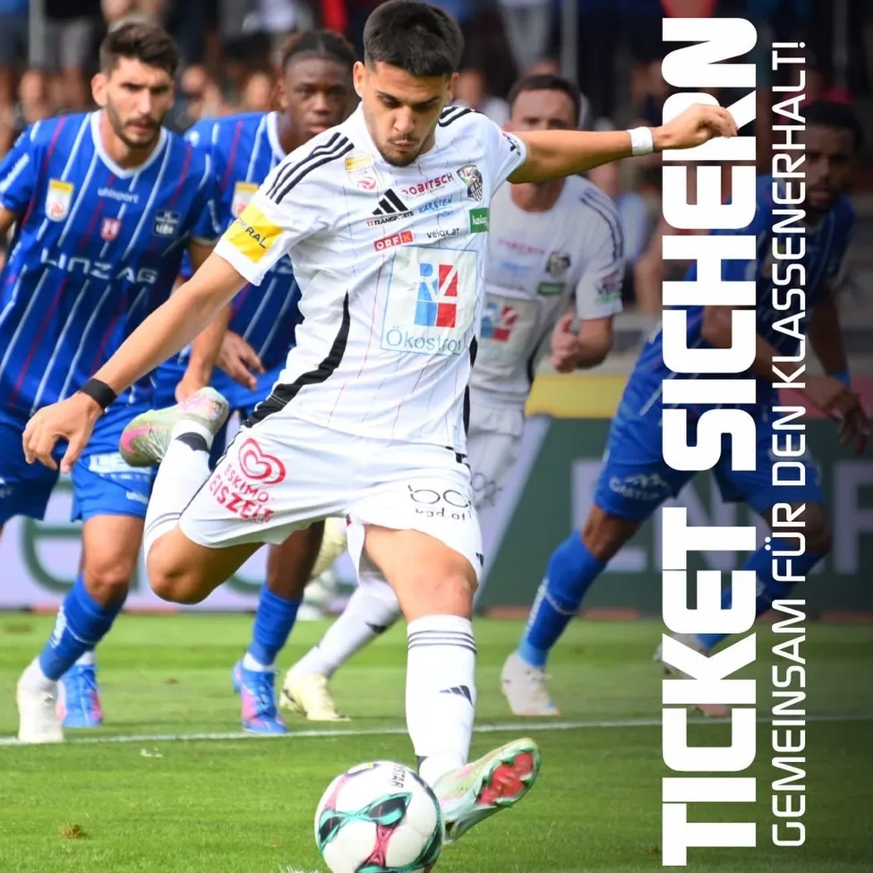 Fußballspieler konkurrieren auf dem Spielfeld. Ein Spieler tritt den Ball. Im Hintergrund sind Zuschauer verschwommen. Textüberlagerung: Ticket für Klassenerhalt.