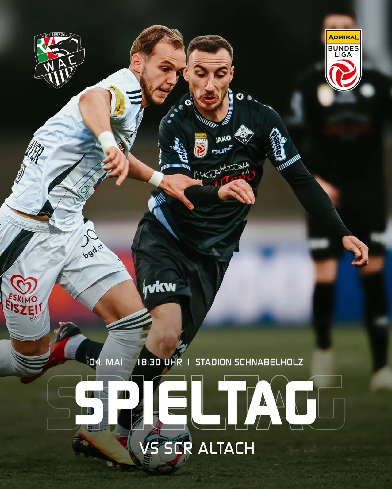 Zwei Fußballspieler aus gegnerischen Teams befinden sich in einem Zweikampf. Das Spieldatum ist der 4. Mai, die Zeit ist 18:30 Uhr und der Ort ist Schnabelholz-Stadion.