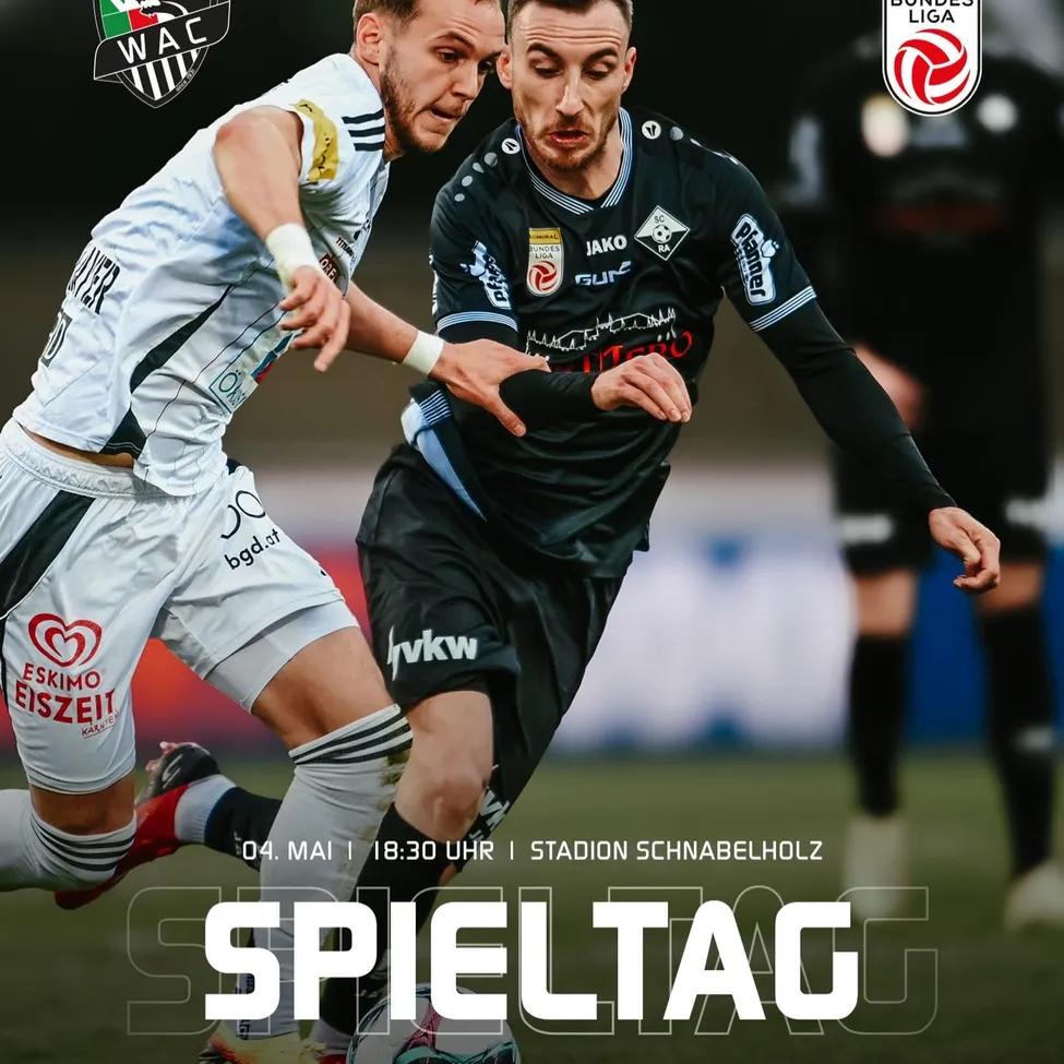 Zwei Fußballspieler aus gegnerischen Teams befinden sich in einem Zweikampf. Das Spieldatum ist der 4. Mai, die Zeit ist 18:30 Uhr und der Ort ist Schnabelholz-Stadion.