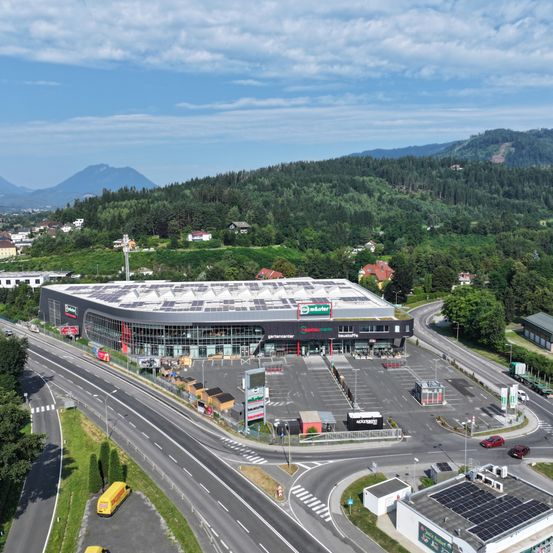 Bild enthält, Road, Architecture, Building, Outdoors, Aerial View, Cityscape, Urban, Car, Vehicle, Person